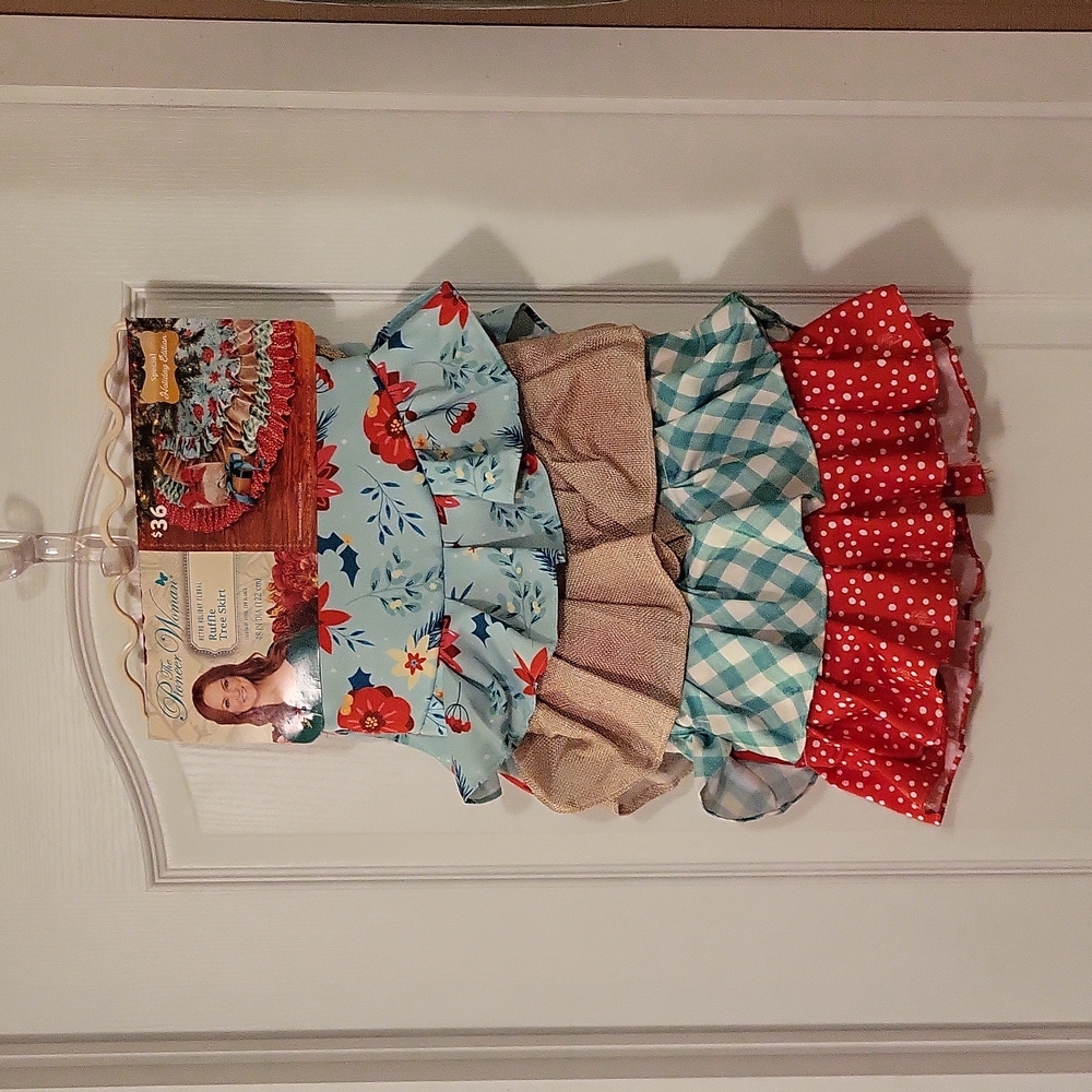 NWT Pioneer Woman Ruffle Tree Skirt